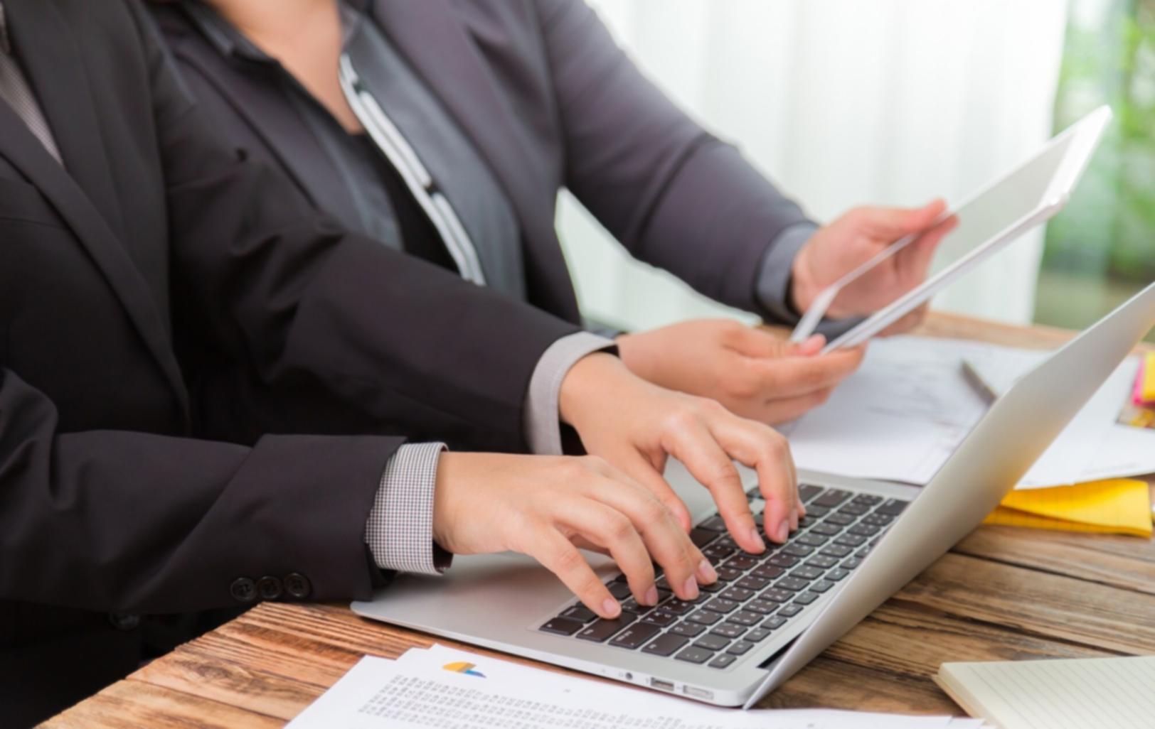 Finanzanalyse Arbeitsplatz mit Dokumenten und Berechnungen