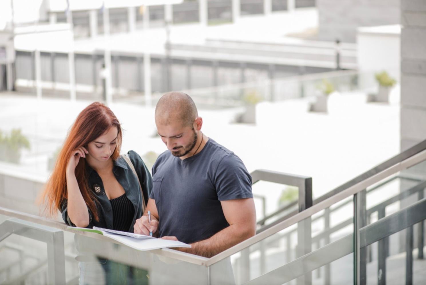 Verschiedene Lernmaterialien und Finanzberichte auf einem Schreibtisch