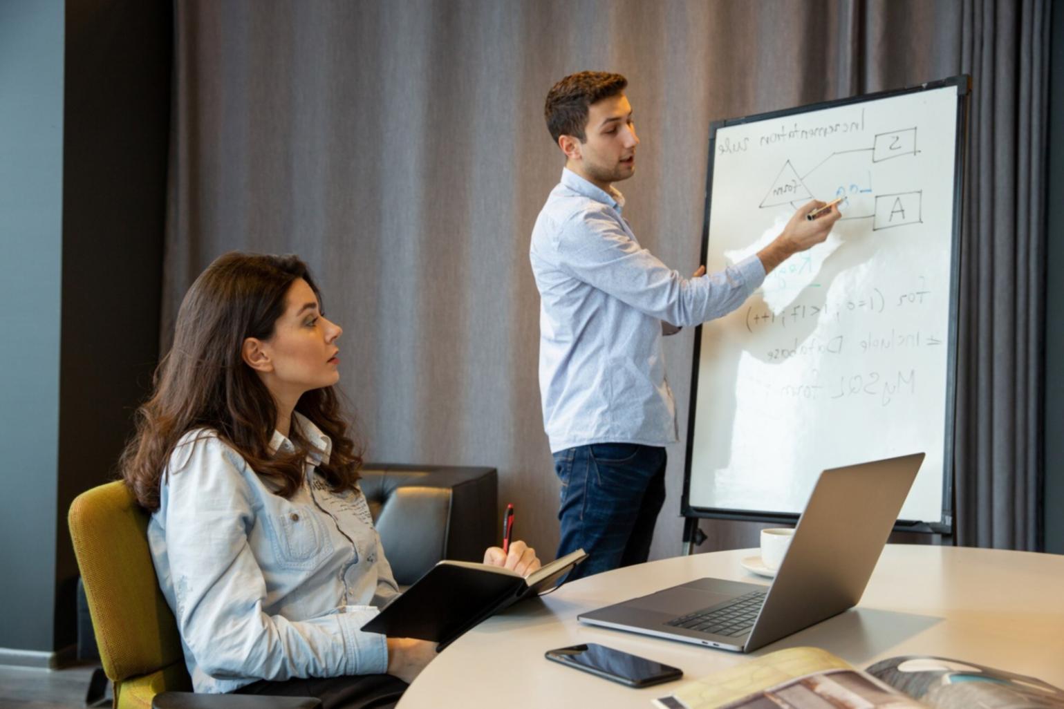 Finanzanalyst bei der Arbeit mit Diagrammen und Berechnungen